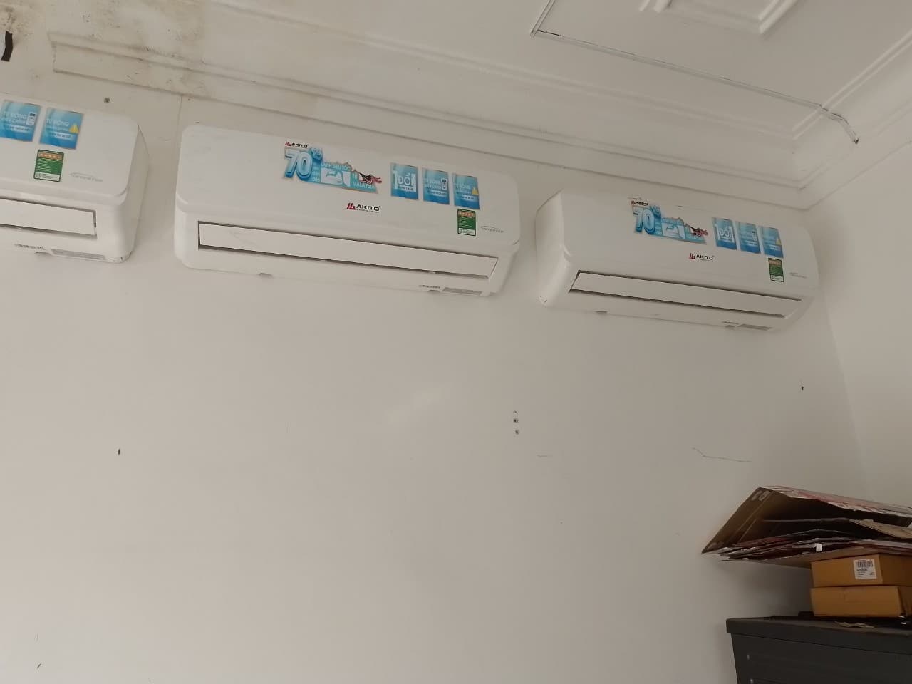 Kỹ thuật viên sửa máy lạnh