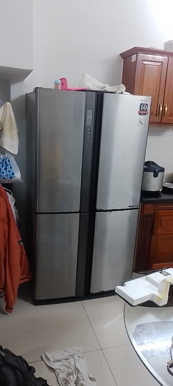 Kỹ thuật viên sửa chữa thiết bị điện lạnh tại nhà
